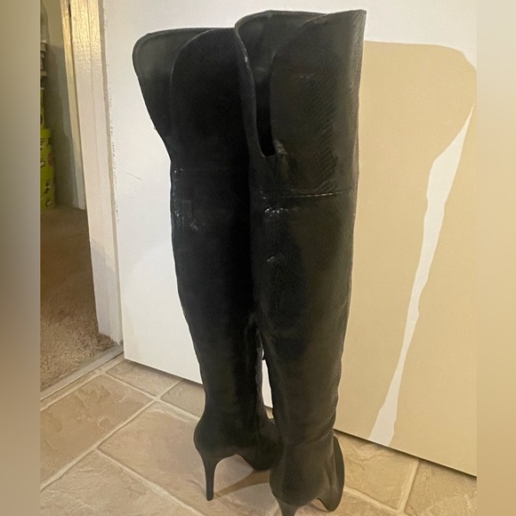 BCBG MAX AZRIA KNEE HIGH BOOTS. - Picture 2 of 7